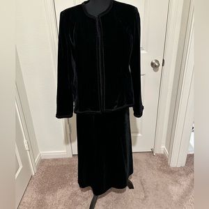 Napa Valley Women’s 2 pc outfit jacket and skirt